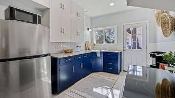 Geladeira, micro-ondas, fogão, cooktop