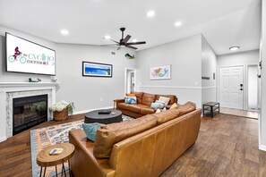Smart-TV, Kamin, Videospiele, Bücher