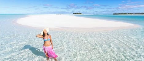 Beach nearby, sun-loungers, beach towels