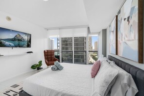 2 chambres, fer et planche à repasser, lit de bébé portatif