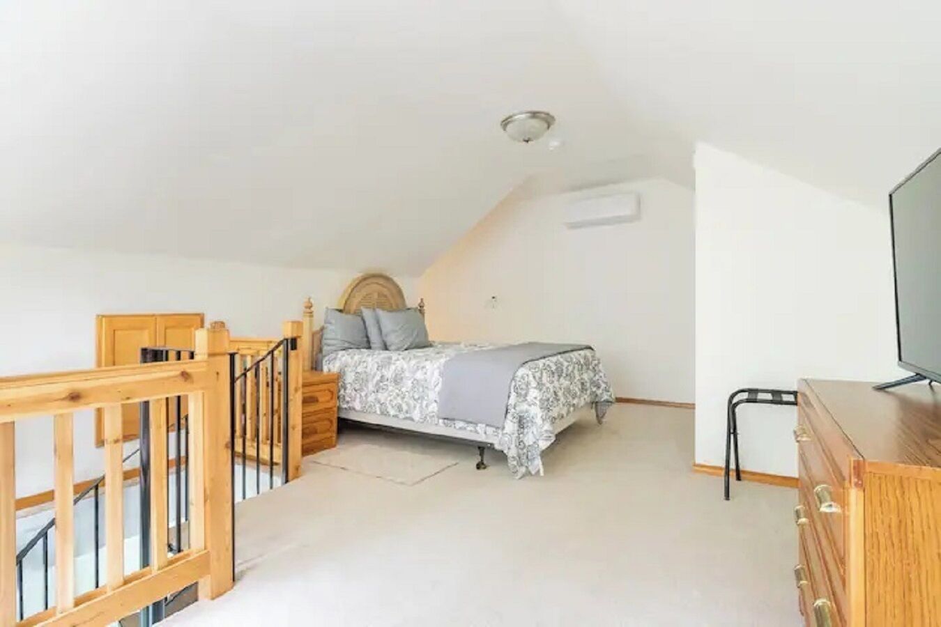 Cozy River/Waterfront home with a Private Beach