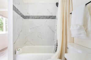 Ensemble douche/baignoire, sèche-cheveux, serviettes fournies, savon