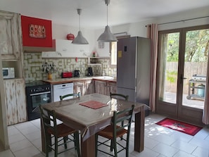 Fridge, microwave, oven, stovetop - Gîte La Rabassière, a cocoon of nature. (Pernes-les-Fontaines)