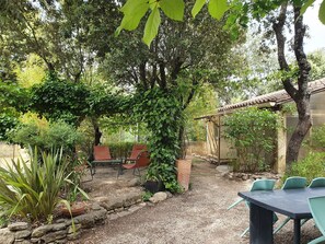 Outdoor dining - Gîte La Rabassière, a cocoon of nature. (Pernes-les-Fontaines)