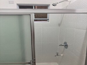 Douche, serviettes fournies, papier toilette