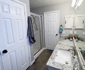 Bañera con ducha, secador de pelo, toallas, jabón