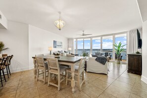 Smart-TV, DVD-Player, Tischtennisplatte, Bücher