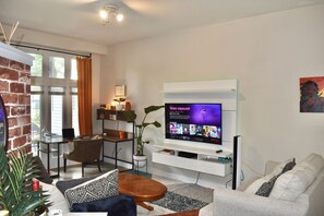 Smart TV, printers - Entire Vibrant Artist Studio in Heart of Atlanta (Atlanta)