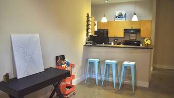 Réfrigérateur, four à micro-ondes, un four, surface de cuisson