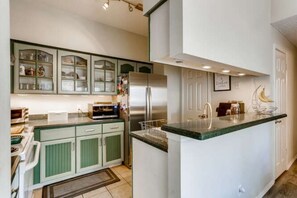 Fridge, oven, dishwasher, coffee/tea maker - SXSW Condo - Close to All the Action (Austin)