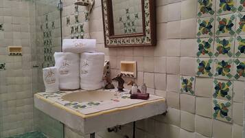 Luxury-Zimmer | Badezimmer | Regendusche, kostenlose Toilettenartikel, Bademäntel, Handtücher