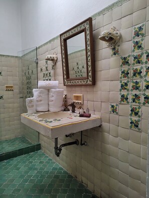 Luxury Room | Bathroom | Rainfall showerhead, free toiletries, bathrobes, towels - Posada Colibrí (Teotihuacan)