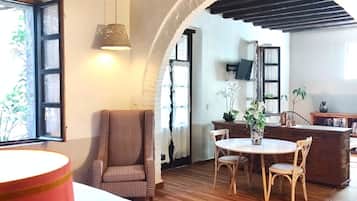 Suite Deluxe | 1 habitación, ropa de cama de alta calidad y edredón
