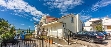 المنطقة المحيطة بالمنشأة