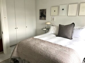 1 slaapkamer, een strijkplank/strijkijzer, gratis wifi, beddengoed