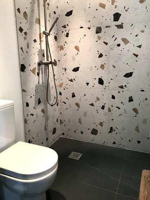 Dusche, Haartrockner, Handtücher, Seife