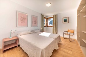 3 chambres, coffres-forts dans les chambres, fer et planche Ă repasser