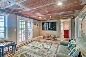 Smart TV, fireplace, DVD player, table tennis