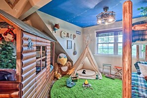 5 bedrooms, desk, iron/ironing board, travel crib