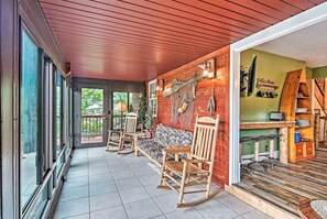 Smart TV, fireplace, DVD player, table tennis