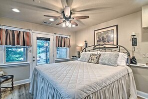 5 soverom, skrivebord, strykejern/-brett og reiseseng for barn