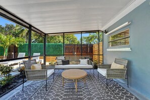 Terrace/patio - Heated Salt-Water Pool 2 BR Oasis / Pets OK • 5 min to Fort Lauderdale Beach (Fort Lauderdale)