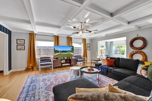 Smart TV, books, computer monitors - Heated Salt-Water Pool 2 BR Oasis / Pets OK • 5 min to Fort Lauderdale Beach (Fort Lauderdale)