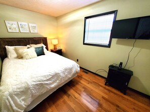 2 bedrooms, WiFi - Limoncillo - Cabin 2, Cozy Cabin w/Hot Tub & Amazing Views! (Sevierville)