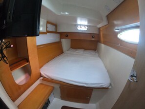 3 slaapkamers, een bureau, beddengoed