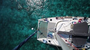 A boat with a clear view of the water and deck equipment. - BoraBora Cruising Trip (Bora-Bora)