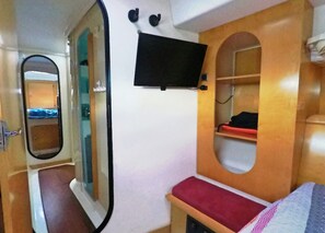 3 slaapkamers, een bureau, beddengoed