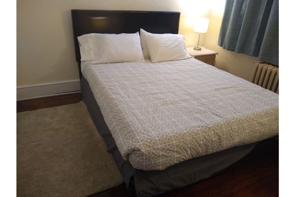 3 Br twin home near train Station and Shopping