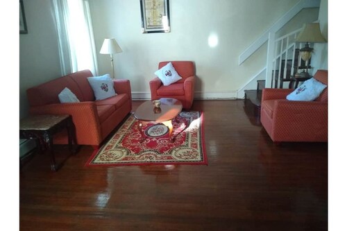 3 Br twin home near train Station and Shopping
