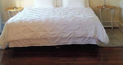 3 Br twin home near train Station and Shopping