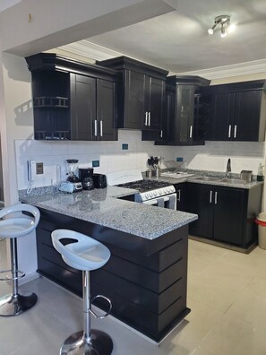 Jääkaappi, mikroaaltouuni, liesi, kahvin-/teenkeitin