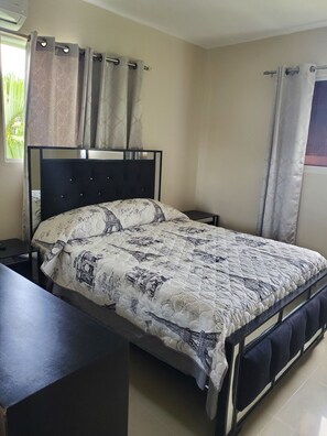 3 habitaciones, tabla de planchar con plancha, wifi y ropa de cama 