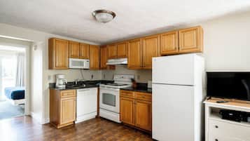Townhome, 2 Bedrooms, Resort View | Private kitchen