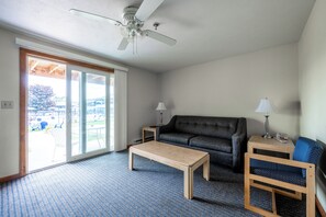 Townhouse, 2 soverom, resort-utsikt | Oppholdsområde | LCD-TV