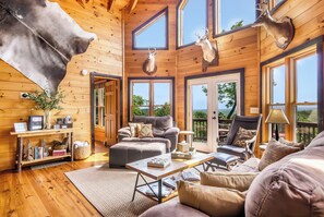 Una Smart TV, una chimenea, un reproductor de DVD, un futbolín