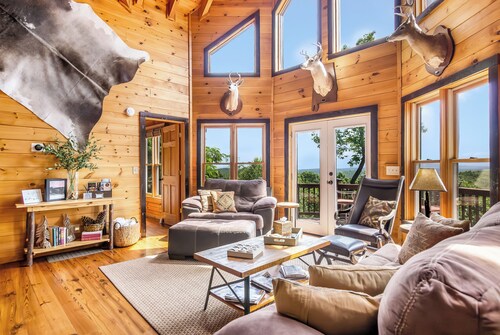 Secluded Blue Ridge Log-Cabin•Long Range Views•Pool Table•Hot Tub•Fire Pit