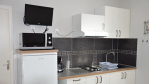 Kaffetrakter/tekoker, kjøleskap, mikrobølgeovn og kokeplater