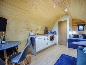 A compact, wooden cabin with a kitchen, dining area, and sleeping quarters. - 1 bedroom accommodation in East Haddon (East Haddon)
