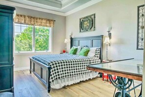 5 Schlafzimmer, Schreibtisch, Bügeleisen/Bügelbrett, Reisekinderbett