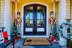 Exterior detail - PRIVATE Table Rock pool / hot tub/ golf  16ppl (Reeds Spring)