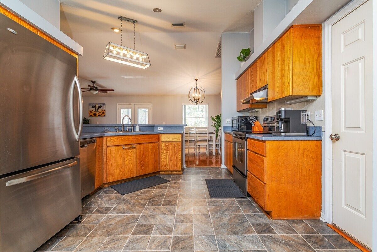 Pool + Hot Tub in SW Gainesville. Always PET FRIENDLY.