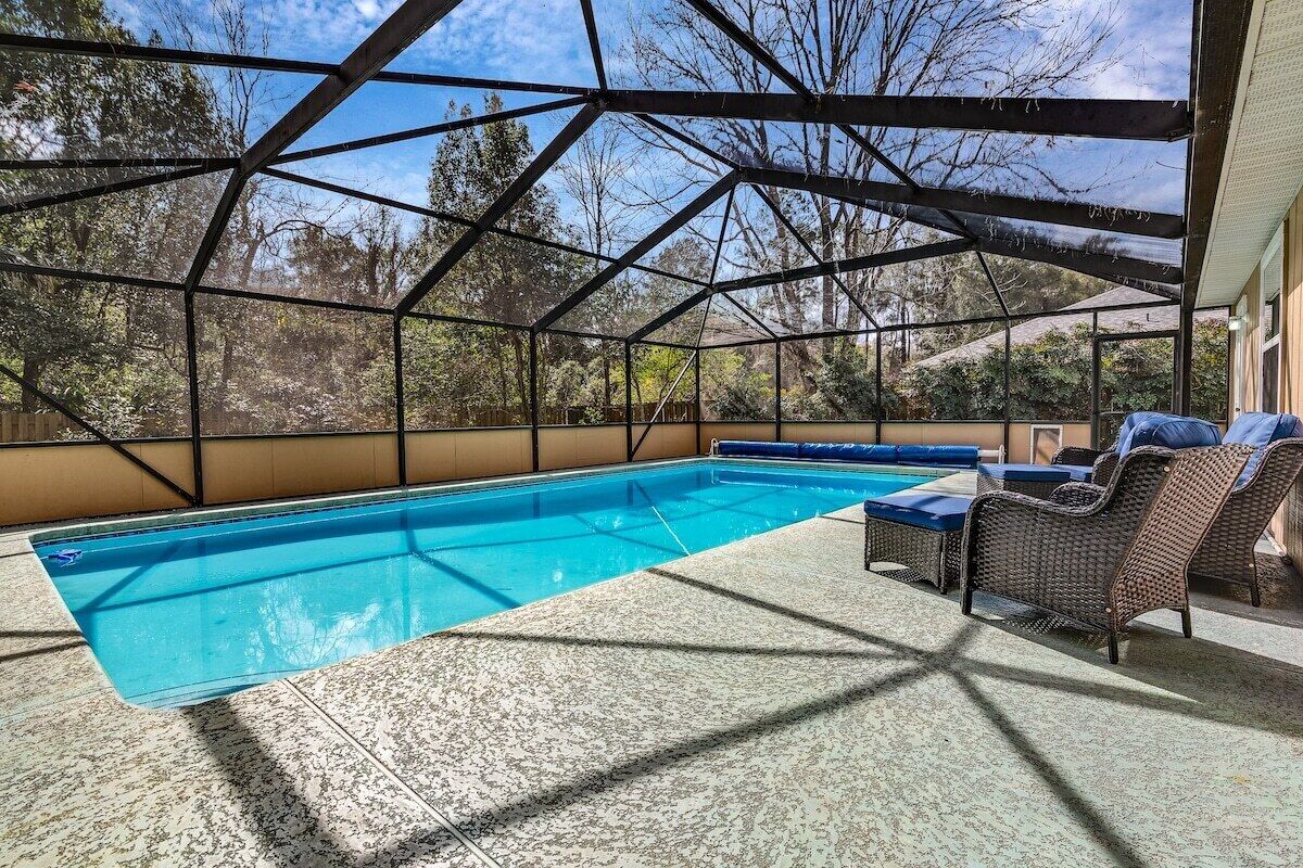 Pool + Hot Tub in SW Gainesville. Always PET FRIENDLY.