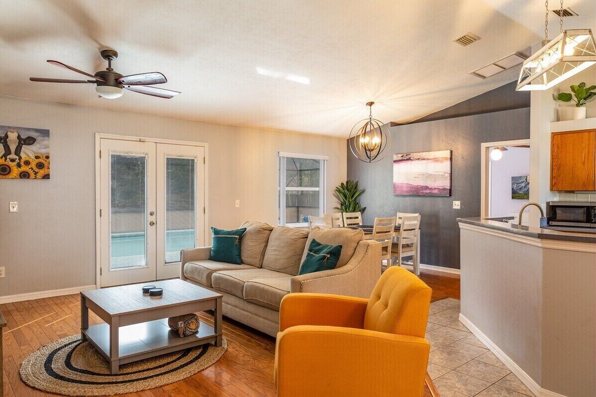 Pool + Hot Tub in SW Gainesville. Always PET FRIENDLY.