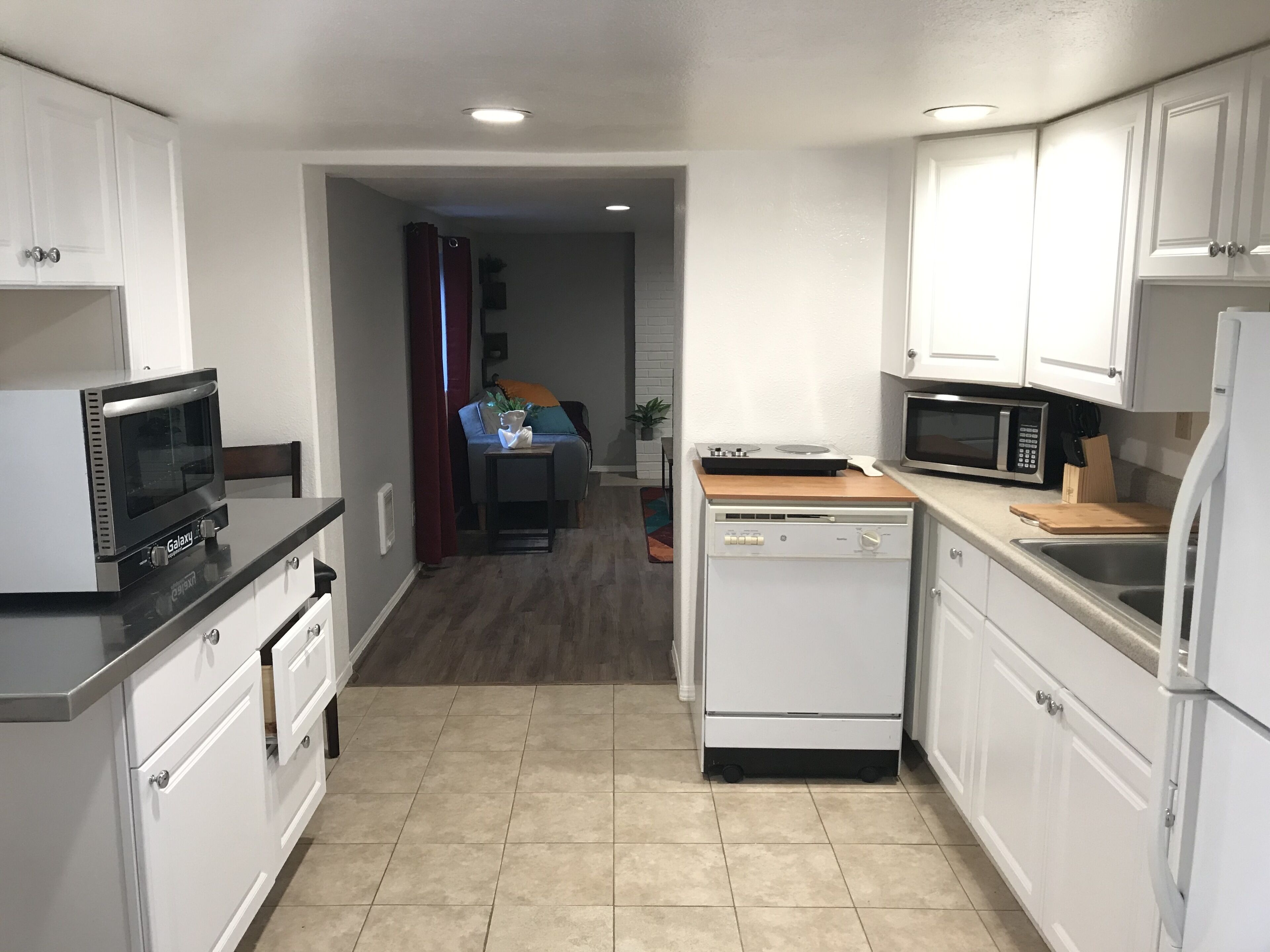 Modern, Fun, Spacious, 2 Bedroom - 2 Bath - 4 minutes from downtown