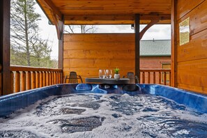 Outdoor spa tub - Cozy cabin: 5min from Dwntwn Gatlinburg w/HotTub/M. Views (gatlinburg)