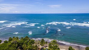 Vlak bij het strand, ligstoelen aan het strand, strandlakens